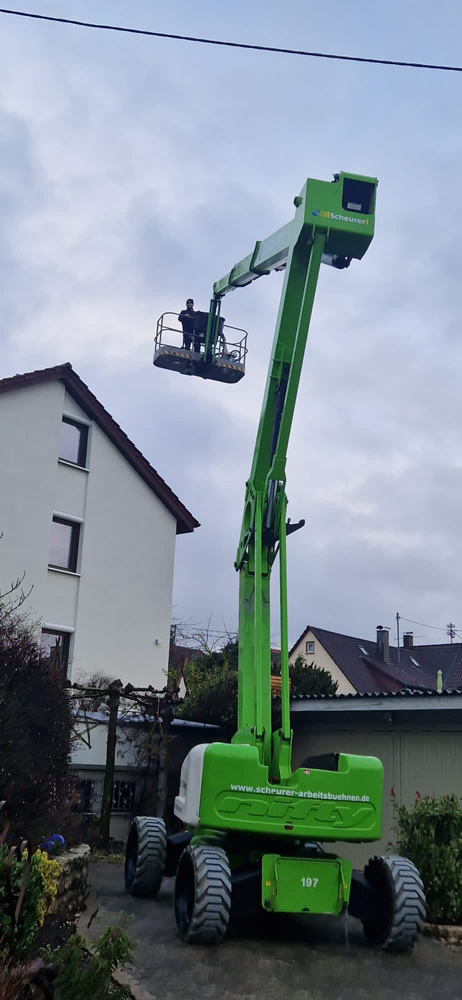 Dachrinnenreinigung mit Hubsteiger – Rohr-Fix Göppingen